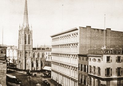 Grace Church en de oude A. T. Stewart winkel op Broadway bij 10th St., New York City, 1868 door American Photographer